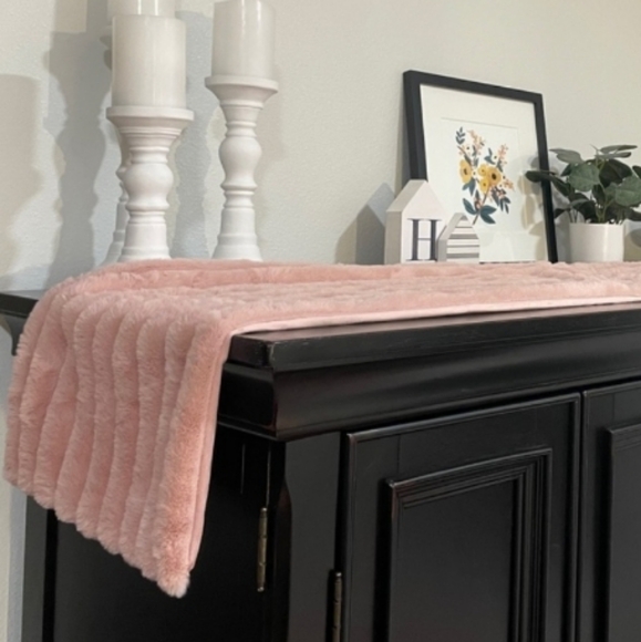 Robert Stanley Pink Dusky Rose Table Runner Faux Fur - Picture 2 of 6